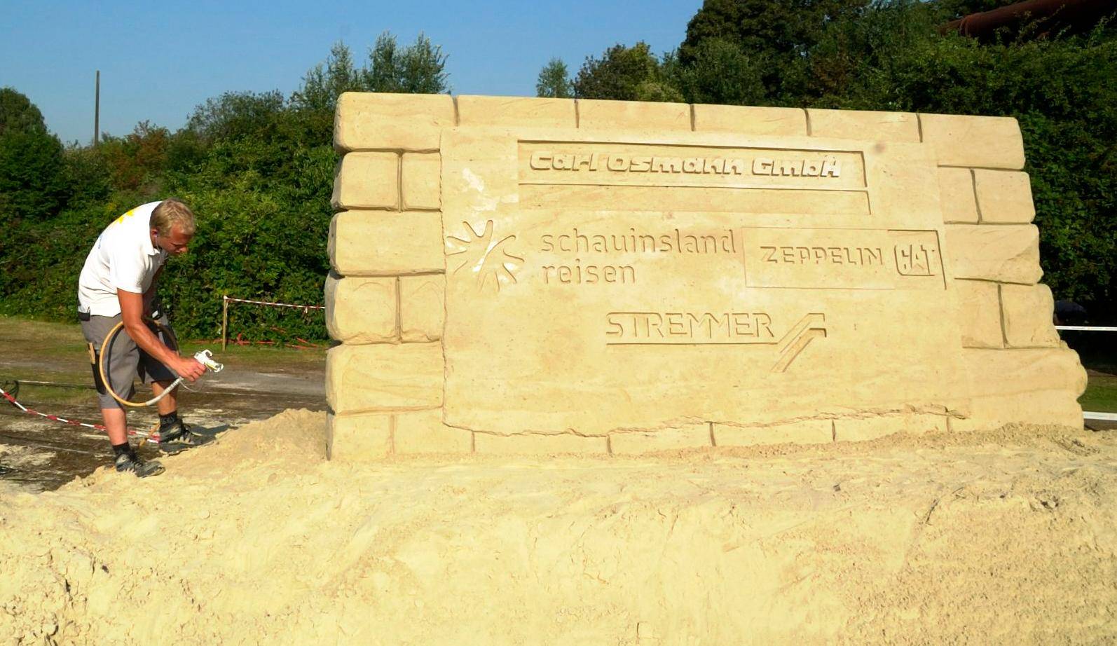 Die Sponsorenwand ist fertig...