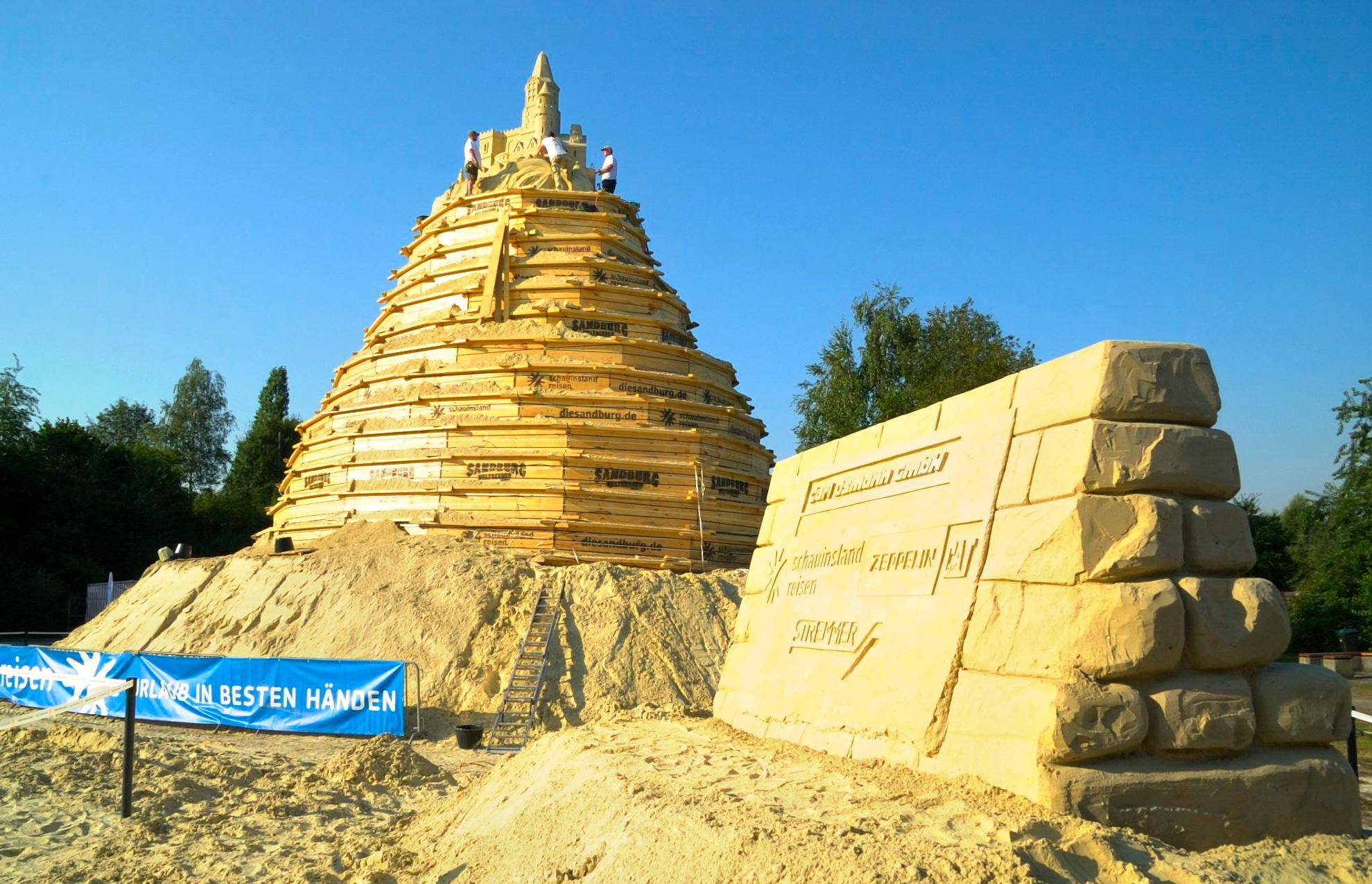 Hier ein Blick von Sandburg und...