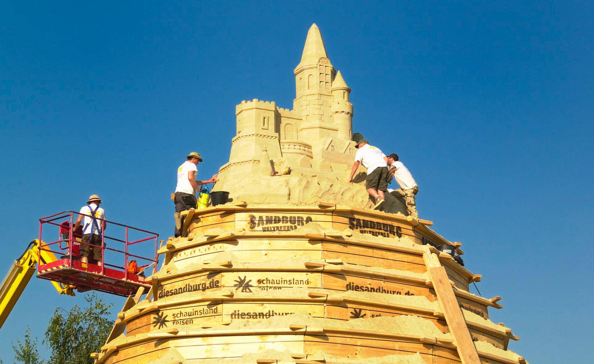 Inzwischen sind insgesamt sechs Sandkünstler an der...