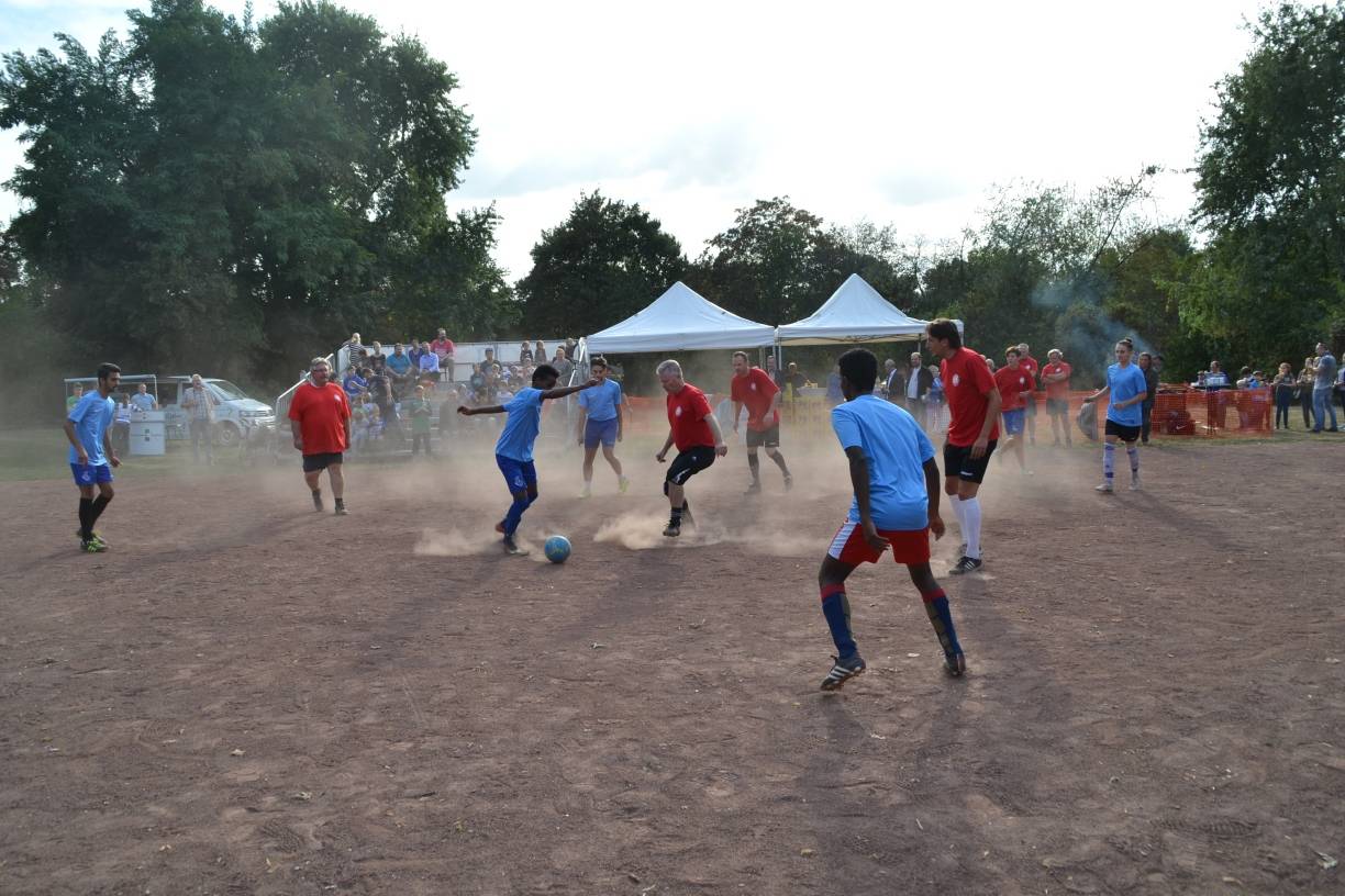Es staubte ganz ordentlich, als die Jugendzentrums-Mannschaft gegen die MSV-Legenden auf Asche antrat.