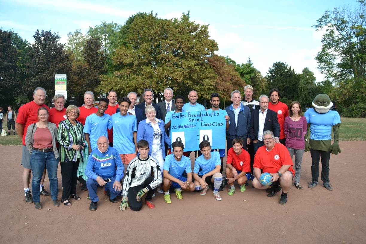  Alle Beteiligten versammelt auf dem Bolzplatz: Friemersheimer Jugend, JZ-Sozialarbeiter, Bezirkspolitik, Vertreter von Jugendamt, Wirtschaftsbetrieben und Lions-Club sowie einige MSV-Legenden. 