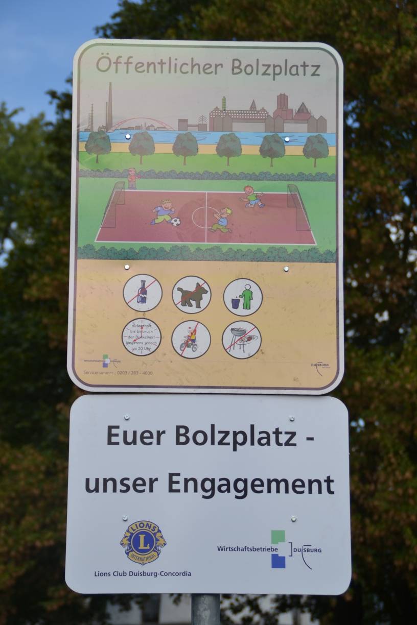 Hinweis auf den öffentlichen Bolzplatz, der für alle zur Verfügung steht.