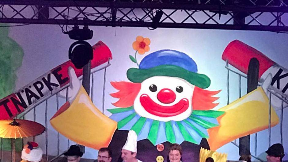 Die KG Fettnäpke organisierte perfekte Sitzung für die begeisterten Zuschauer im JuCa/Halle 9 in Osterath.