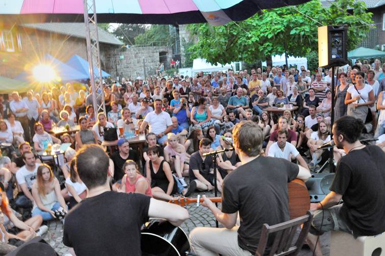  Die McDonaghoughs spielen auch dieses Jahr wieder im Fairen KulturCafé: Sonntag um 18 Uhr im Burginnenhof. 