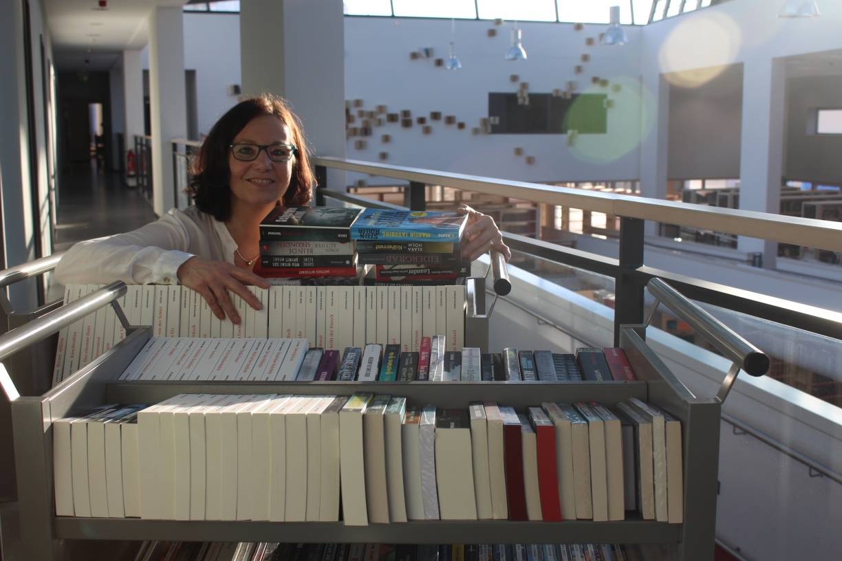  Herrin der Krimis: Ina Coelen trägt rund 400 neue Romane in die Mediothek. 