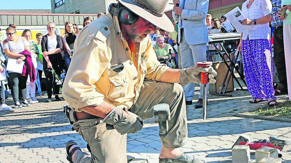 Künstler Gunter Demnig hat die Stolpersteine selbst gelegt. Bürgermeister Christoph Fleischhauer hielt ein Grußwort.