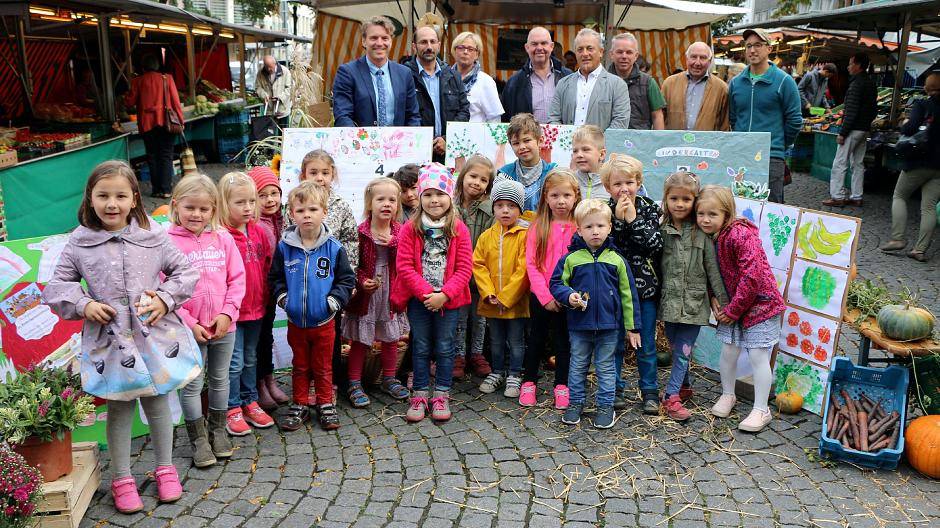  Auch die Mädchen und Jungen des Elisabethkindergartens haben an der Erntedank-Aktion teilgenommen. Bürgermeister Christoph Fleischhauer, Sinan Aydin (Fachdienst Ordnung), Silke Göntgen-Bremenkamp, Rainer Heymanns, Frank König (Fachdienst Ordnung), Bernd Meuskens, Werner Gilbers und Peter Vermöhlen (v.l.) freuen sich über die gelungenen Kunstwerke. 