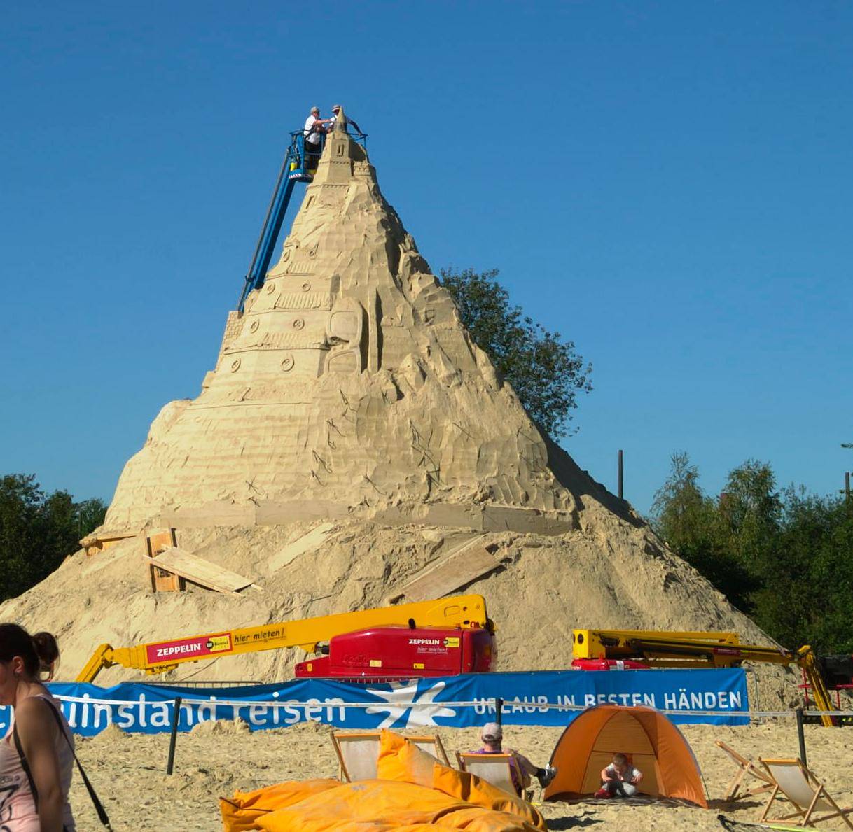 Sicher ist, dass die Sandburg nicht die Höhe von 16 Metern erreichen wird. Im Moment...