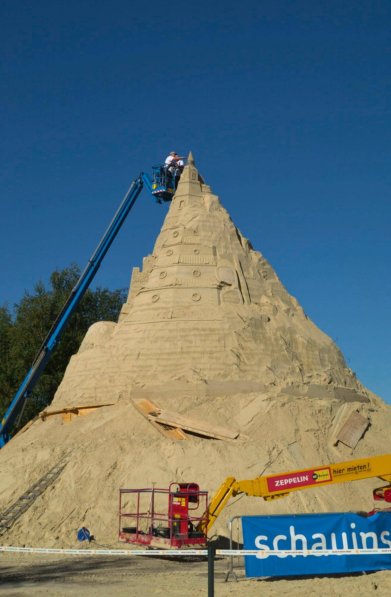 Bereits am Mittwochmorgen stellte man sich der Aufgabe, die Sandburg zu...