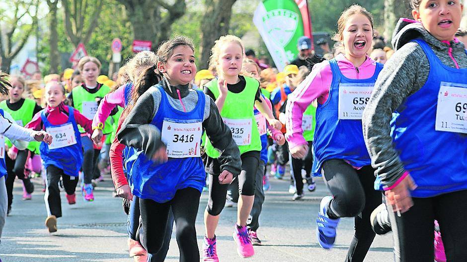 Los geht’s: Beste Laune beim Start zum Schülerlauf über 2,5 Kilometer auf der Voerder Straße.