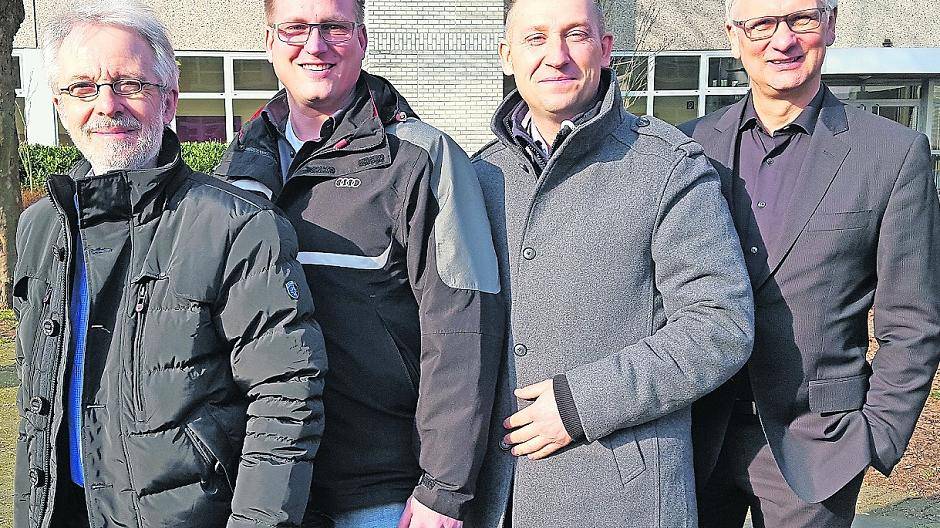Der ehemalige Lehrer Rainer Prinz, die ehemaligen Realschüler Markus Siemes und Marcel Ziebert sowie Schulleiter Burkhard Wahner sind stolz auf ihre Realschule.