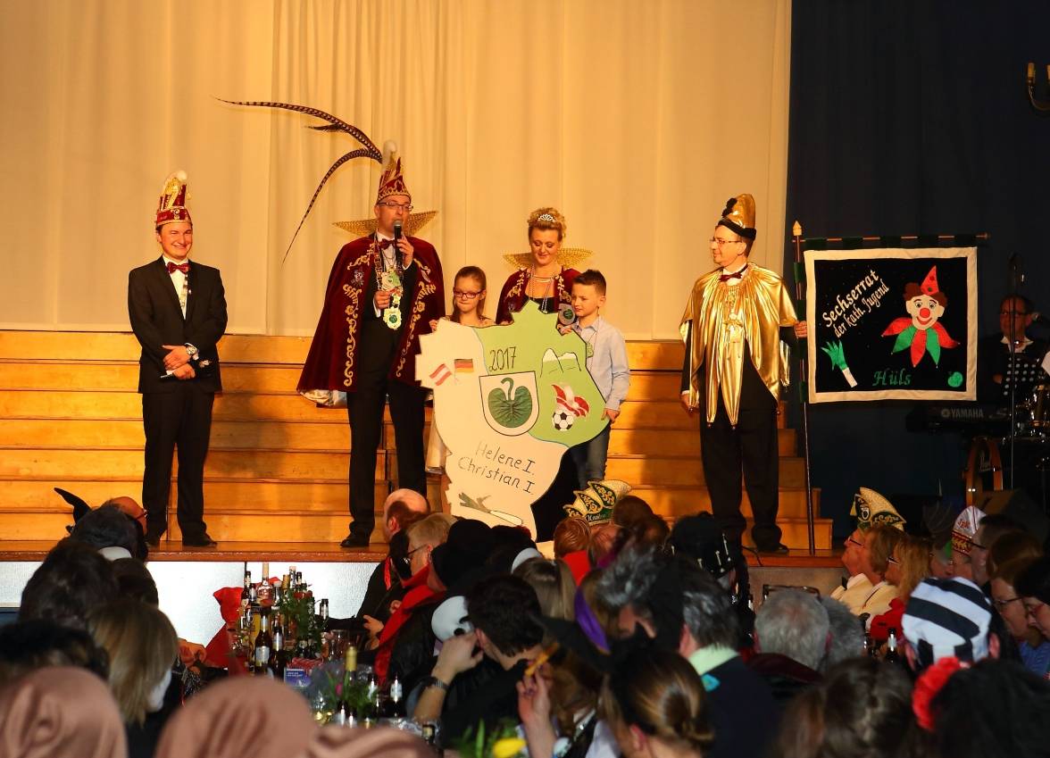 Sechserrat-Präsident David Drink (l.) stellt das neue Prinzenpaar Christian I. und Helene I. vor. Deren Kinder Isabel und Kilian sind auch dabei. Nestkäkchen Lena ist noch zu jung.