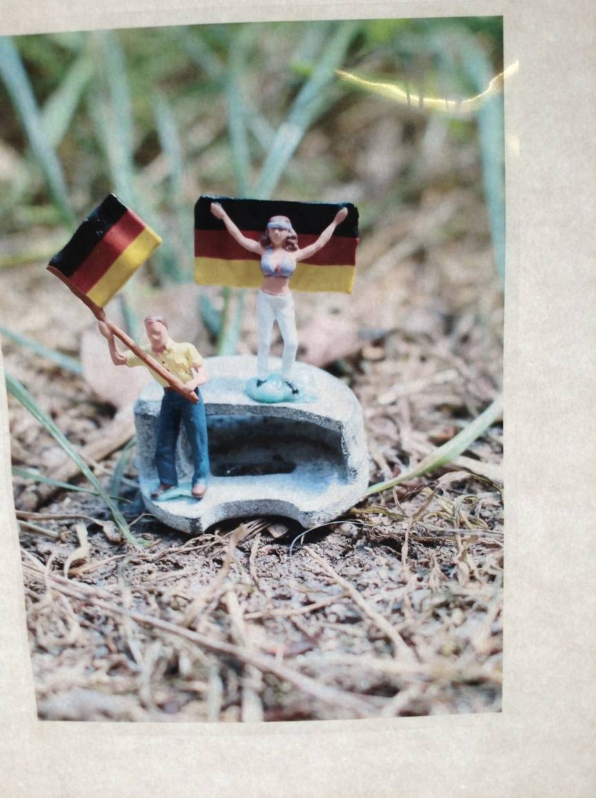  Die jungen Künstler sind mit ihren Schauspielern, den Miniatur-Männchen durch die Stadt gezogen und haben Alltagsszenen nachgestellt.  