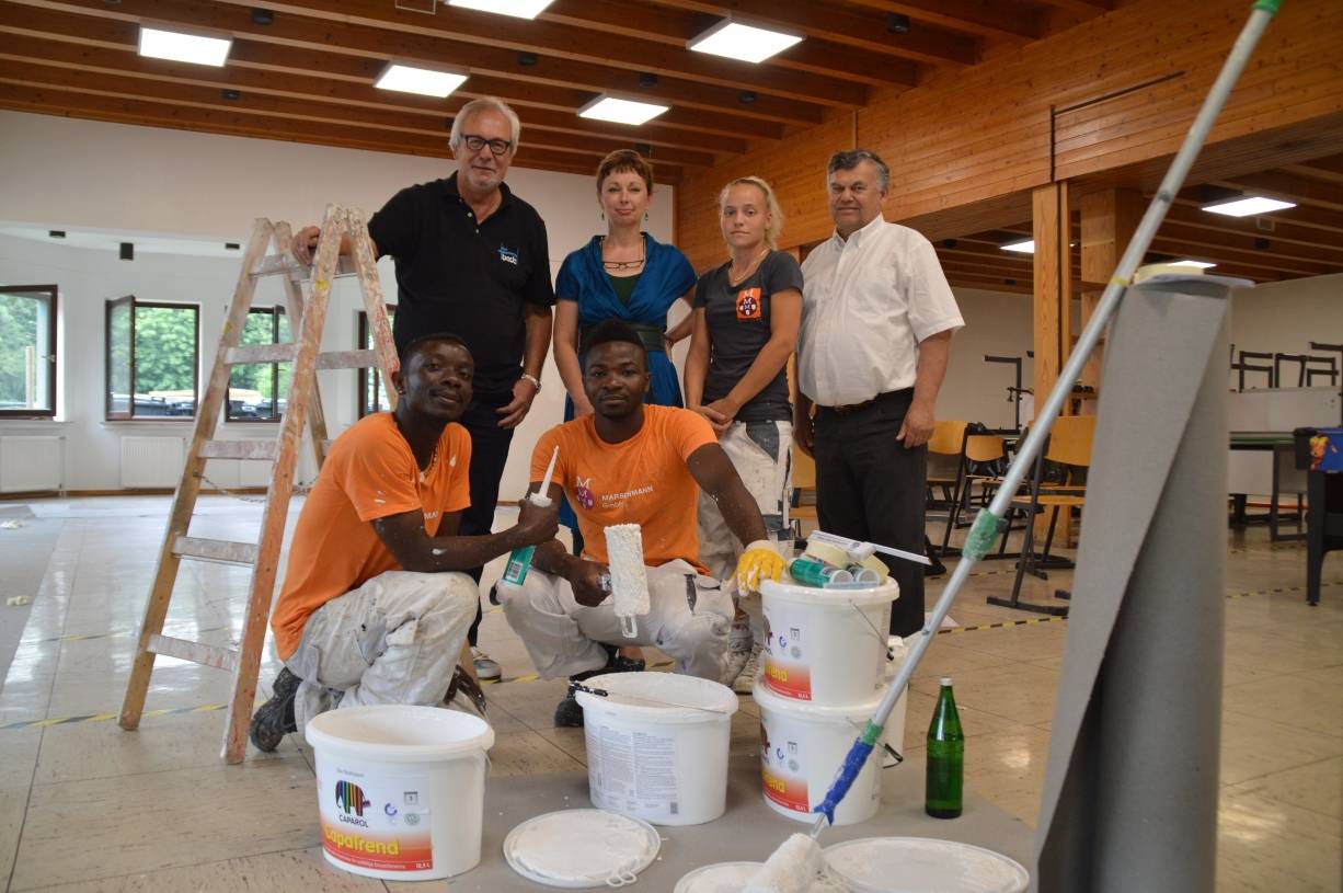  Günter Bode, Heike Marschmann, Gesellin Tanja Meitzner, Rainer Tyrakowski-Freese (hinten v.l.) sowie die Azubis John Kuma und Johnson Yeboah. 