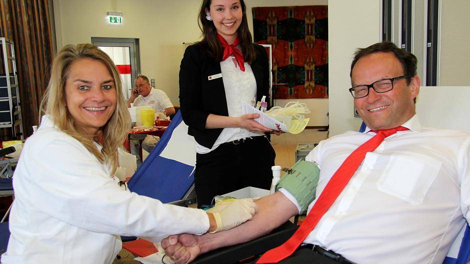 DRK-Team empfängt Spender