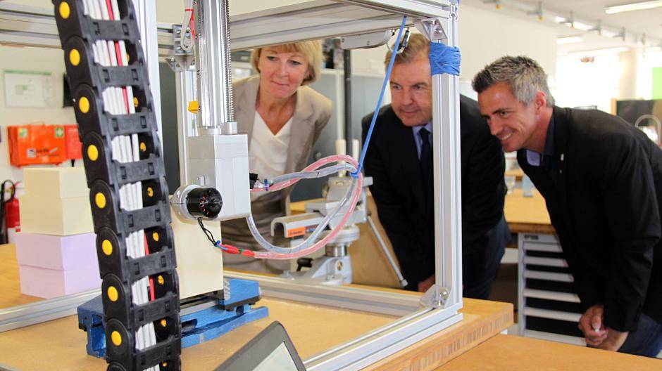  Die neue Fünf-Achs-Fräse während eines Fertigungsprozesses im FabLab der Hochschule Rhein-Waal. Personen v.l.n.r.: Dr. Heide Naderer, Präsidentin der Hochschule Rhein-Waal, Ulrich Schneidewind, stv. Vorsitzender des Vorstandes der Sparkasse Duisburg und Prof. Dr. Karsten Nebe, Direktor des FabLab der Hochschule Rhein-Waal. 