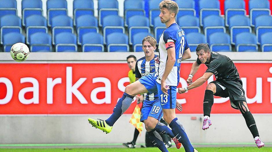 Für Andy Wiegel, hier im Spiel gegen Hertha beim Cup der Traditionen, läuft es in dieser Saison bisher richtig gut.