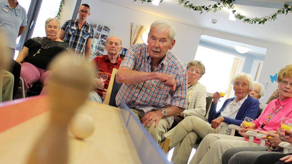 Bewohner Horst Romann warf als einer der ersten in die Vollen. Die anderen schauten gespannt zu. So wird kegeln zum Gruppenerlebnis.