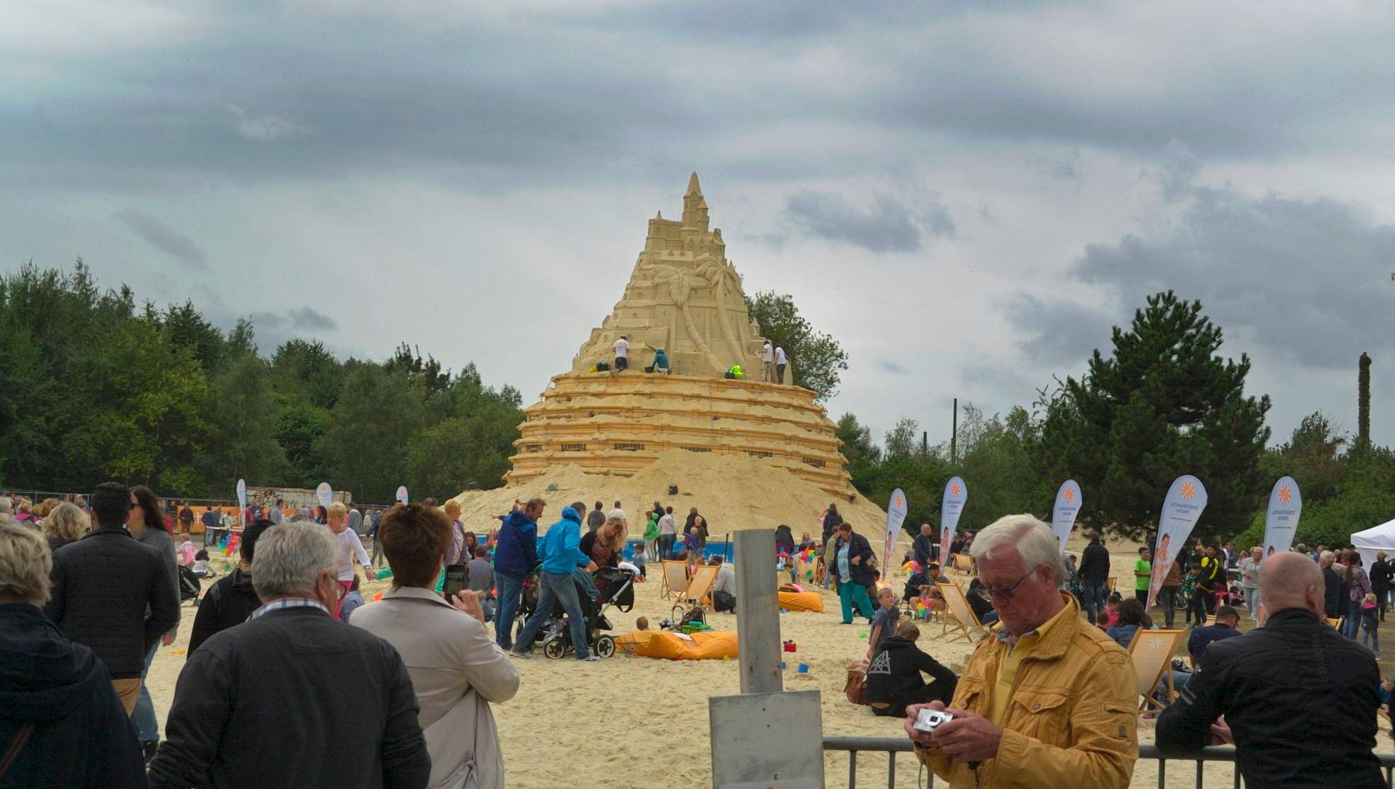 Mit Kameras, Handys und Tablets wird der Fortschritt von allen...