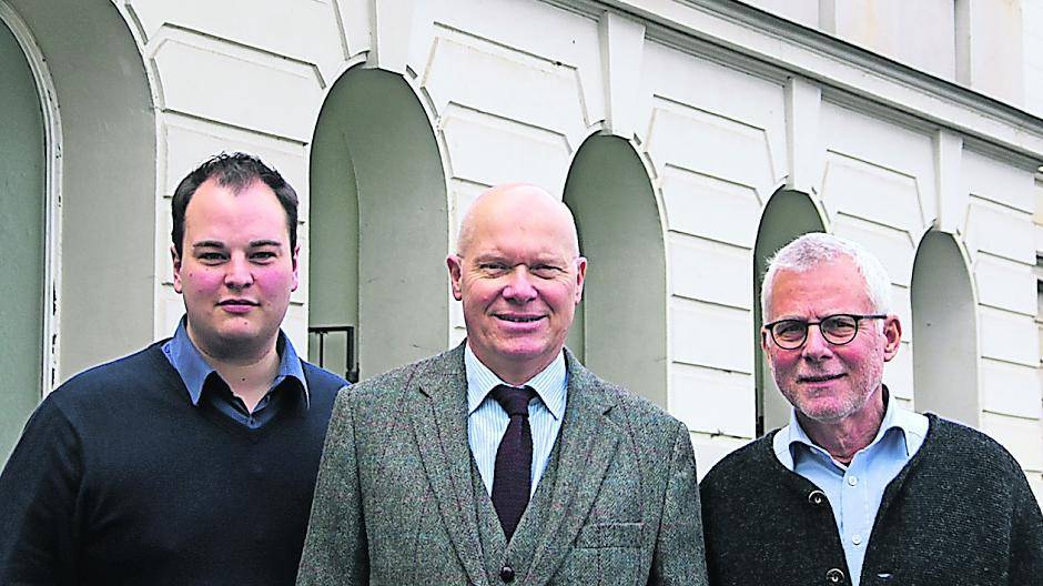  Krefelder Liberale vor dem Rathaus (v.l.): Florian Ott, Joachim C. Heitmann und Dr. Paul Hoffmann. 