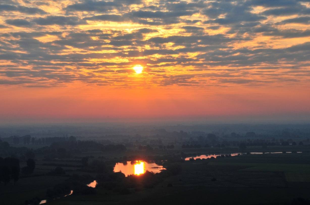 Poesie und traumhafte Bilder: Jeden Dienstag treten Christian Behrens und Thomas Hunsmann im „Kleinen Reichstag“ auf. 