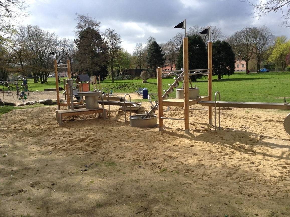  Franz-Lenze-Platz: Der Spielplatz ist ein beliebter Treffpunkt für die Bewohner.  