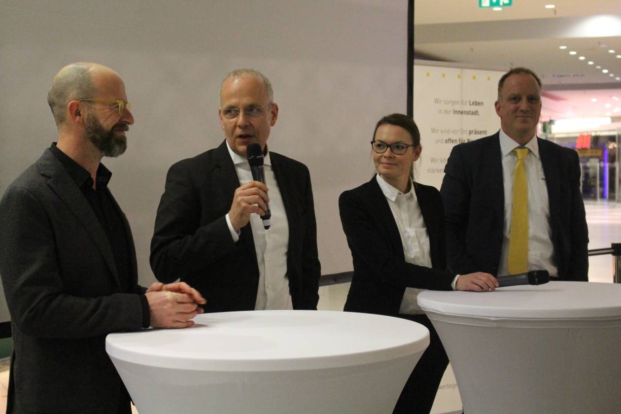 Traten auf dem Podium zur Diskussion zusammen: (v.l.) Marketingleiter Uli Cloos, Moderator und Geschäftsführer des Handelsverbandes NRW Krefeld-kempen-Viersen Markus Ottersbach, Christin Worbs von der IHK sowie Christoph Borgmann, Vorsitzender der Webergemeinschaft.