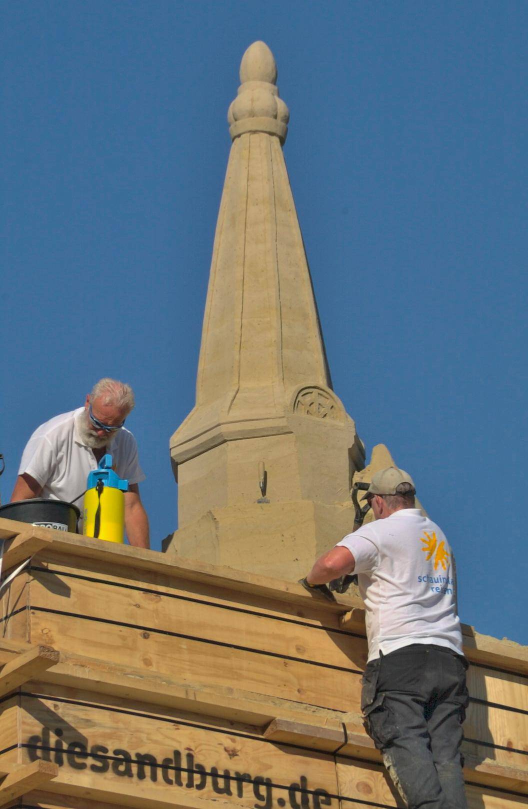 Nach und nach werden die "Plattformen" nach unten abgebaut. Dies ist der Stand vom...