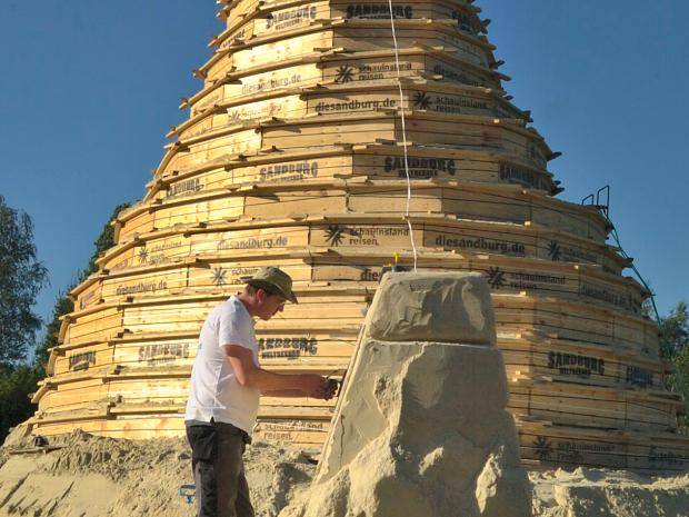 Neben der Sandburg wird auch noch eine Sponsorenwand...