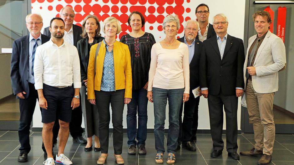  Der Grafschafter Lions Club Moers hat insgesamt 11.000 Euro für Moerser Schulen gespendet. Bürgermeister Christoph Fleischhauer (r.) und Vertreter der Bildungseinrichtungen bedankte sich bei Heinz-Klaus Persch (2. v.r.) und Roland Schaffer (4. v.r.) für die Unterstützung. 