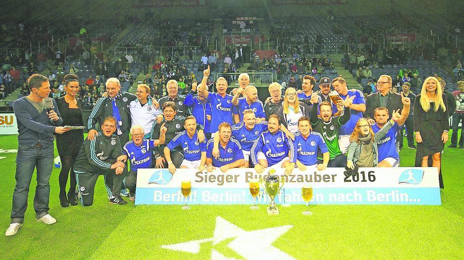 Die Mannschaft des -FC Schalke 04 feiert den Turniersieg. Damit haben sich die Knappen für das AOK-Masters in Berlin qualifiziert. Fotos(5): Samla