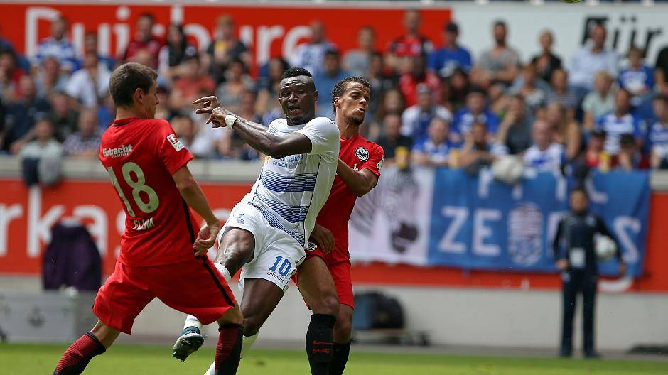 Der "King" im Clinch. Kingsley Onuegbu rieb sich wie immer viel in intensiven...