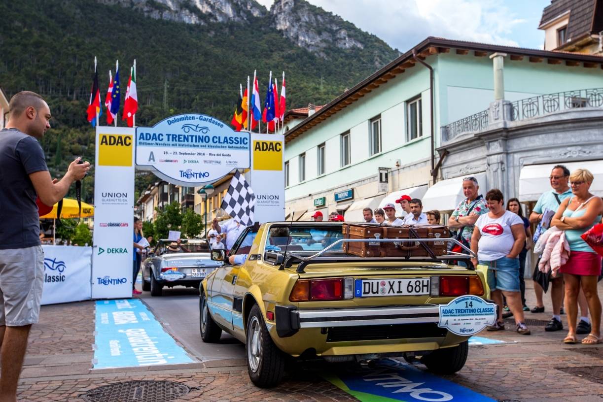  Der Fiat X 1/9 rollt an den Start in Riva del Garda. 