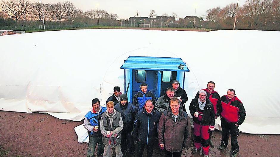  Sportplatz Reepenweg in Hüls: Am Freitag begann der Aufbau einer Traglufthalle für 500 Asylbewerber. 