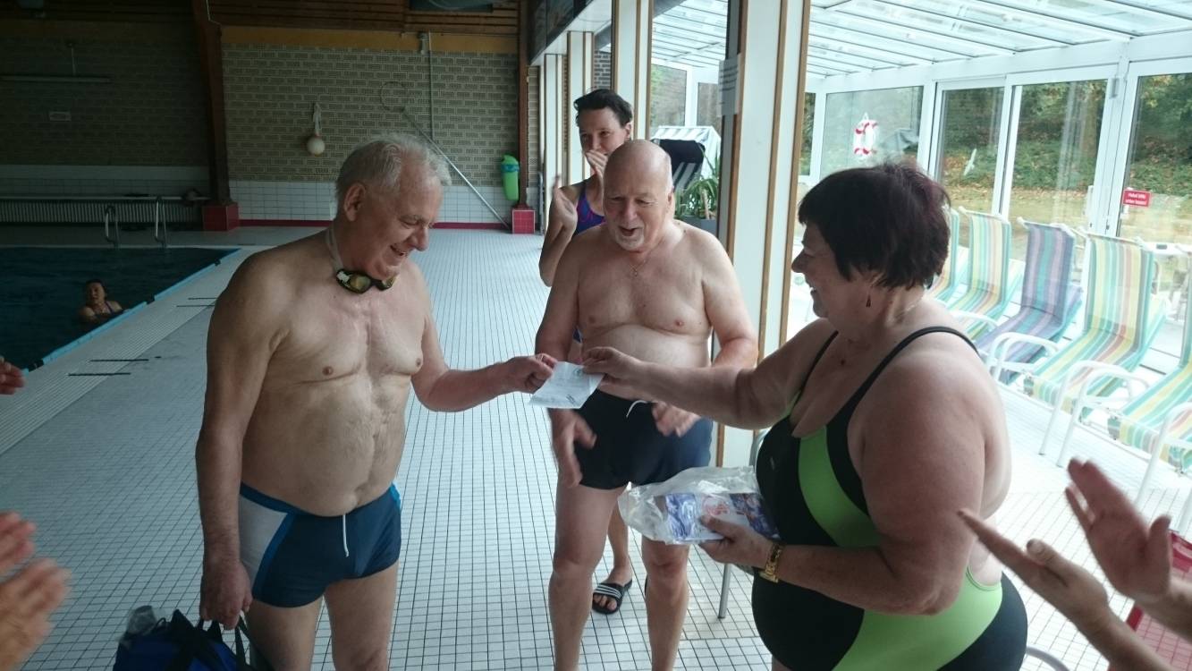  Klaus Werner erhält sein „Seepferdchen“ von Ursula Franke.  