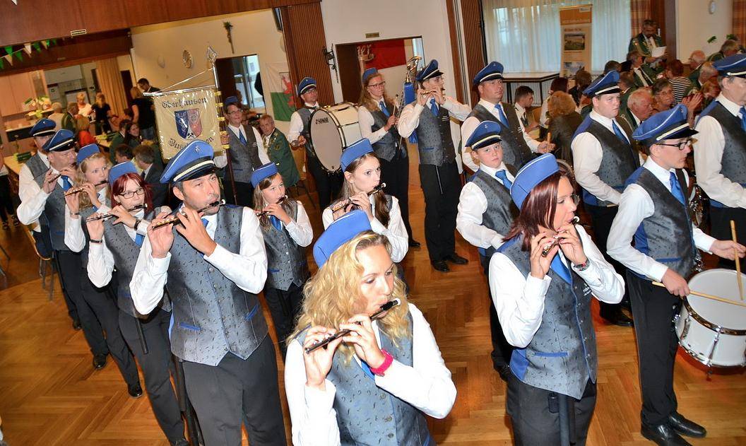 Der Spielmannszug „Rheinklänge Oberhausen-Buschhausen“ leitete den Abend am Montag...