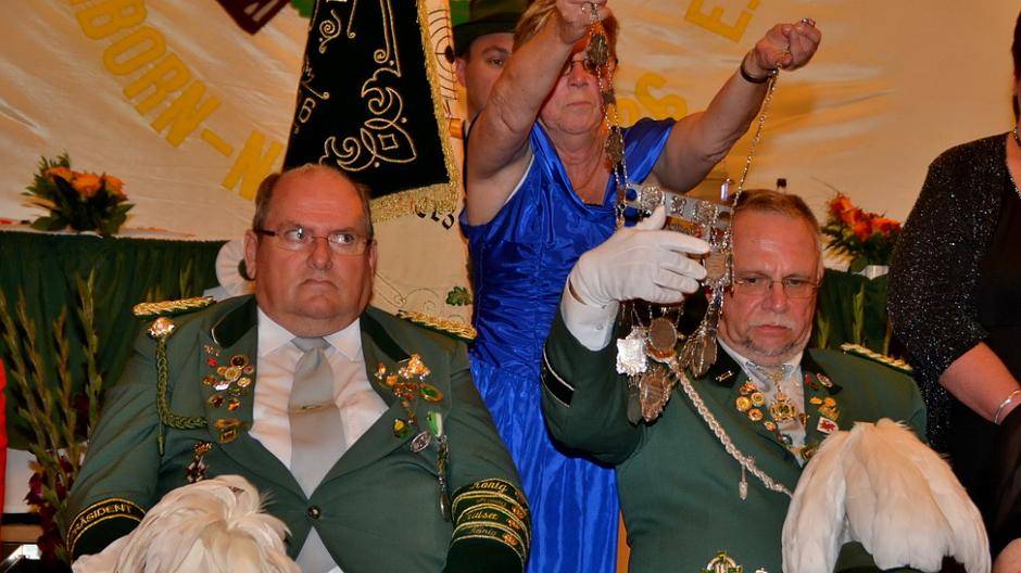 Und dann wurde es ernst: Die Königsschützenkette ging vom alten König Peter Schroeder...