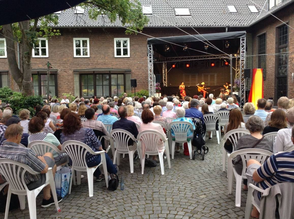 Auch am Freitagabend waren alle Stühle im Burginnenhof belegt. Das Trio Ikamani verzauberte die Zuschauer mit Weltmusik aus Israel.
