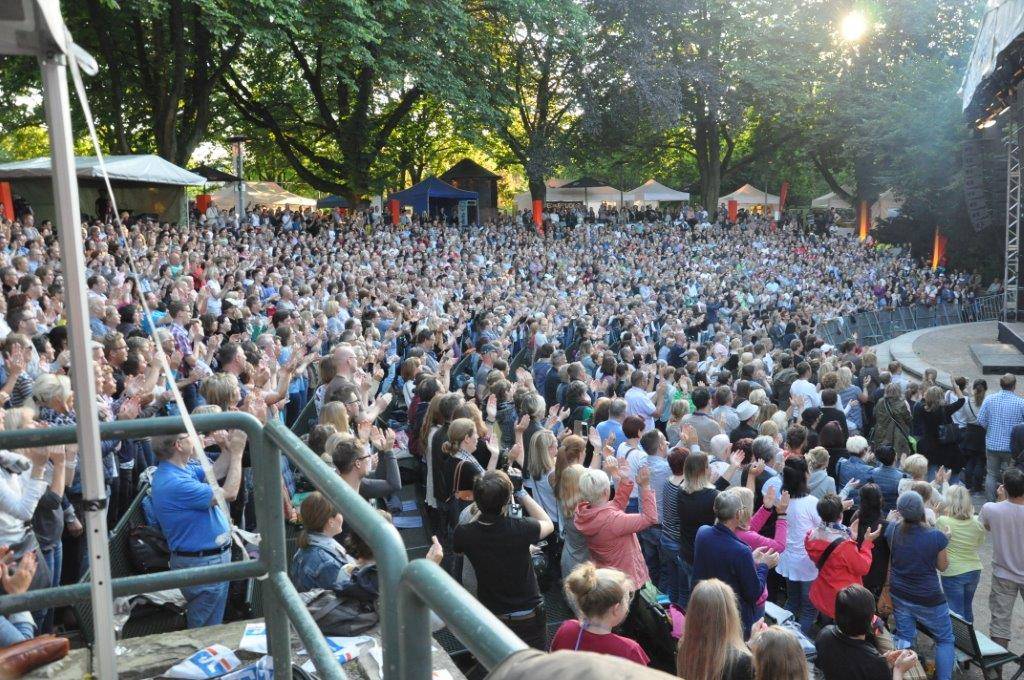 Mit 13.300 Besucherinnen und Besuchern hat das diesjährige Fantastival wieder einen neuen Rekord. So sieht das ausverkaufte Dinslakener Burgtheater aus.