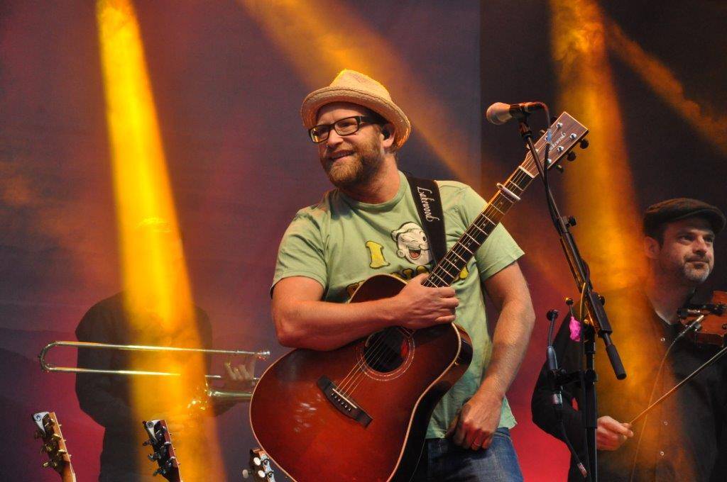 Der sympatische Typ mit seiner Gitarre: Gregor Meyle bei seinem Gig am Freitagabend.