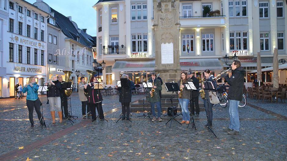 Das Blasorchester Essen-Werden steuerte die weihnachtliche Blasmusik...