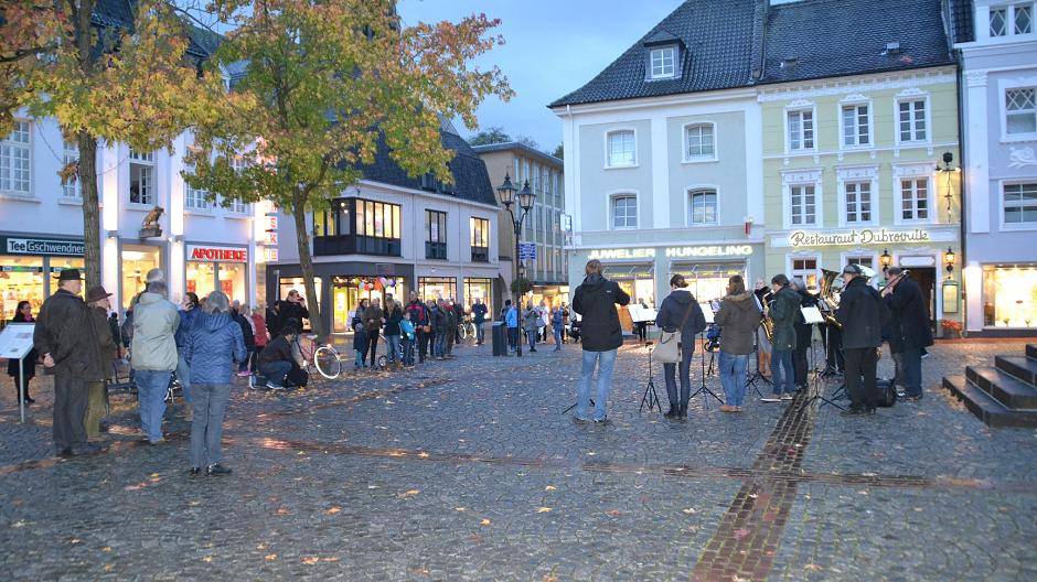 "Alle Jahre wieder" - und die Leute sammeln sich langsam am...