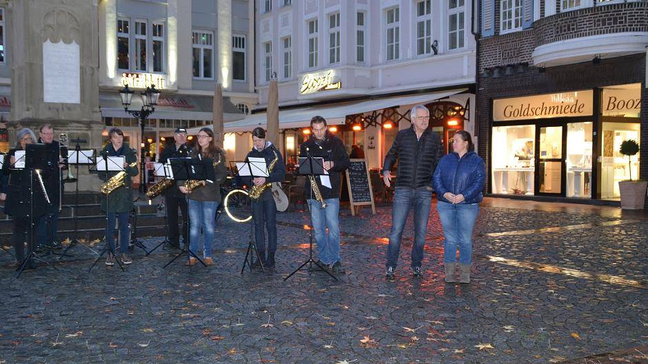 Achim Reps und Andrea Käfer (rechts im Bild) von der Immobilien- und...