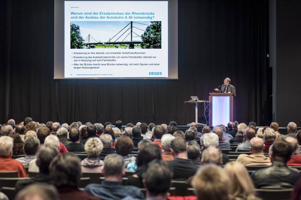 Reges Interesse bestand bei den Bürgerinformationsveranstaltungen zum Ersatzneubau der Rheinbrücke am 8. November in der Duisburger Mercatorhalle (Foto) und am 9. November in der Erich-Kästner-Gesamtschule in Homberg.