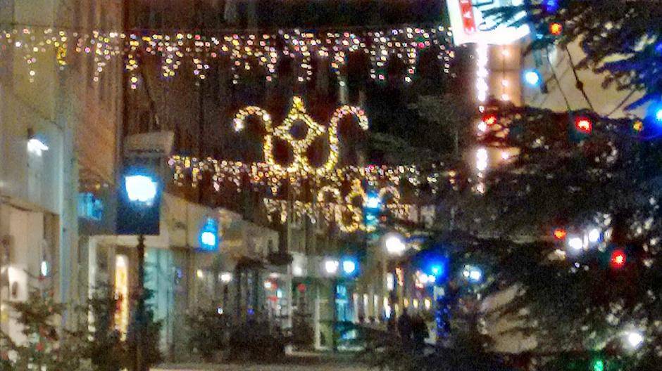 Bereits im letzten Jahr hatte die ISG neue, weihnachtliche Schilder angeschafft. Die Weihnachtsbeleuchtung wurde jetzt noch einmal erweitert.