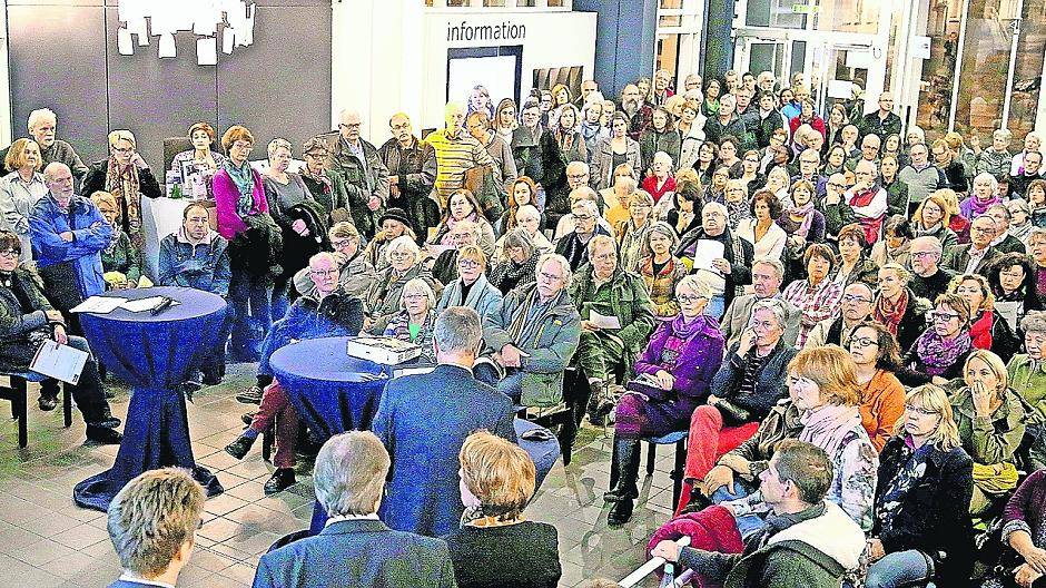  Viele Krefelder wollen etwas für Flüchtlinge tun: Hier eine Infoveranstaltung der VHS Anfang Dezember für potentielle Helfer. Doch auch der geballte gute Wille muss koordiniert werden. Archiv 