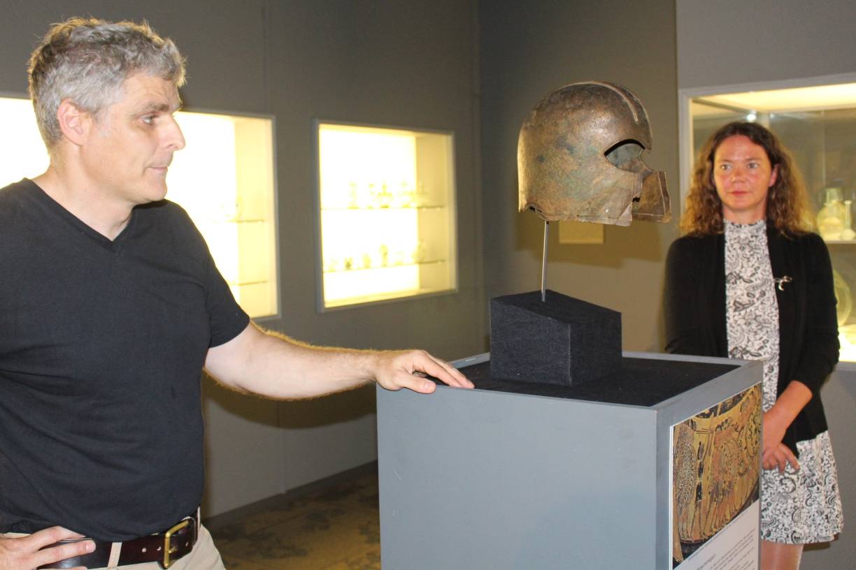  Archäologe Dr. Hans-Peter Schletter und die neue Museumsdirektorin Dr. Jennifer Morscheiser haben den Helm im Museum an der Rheinbabenstraße aufgestellt.  