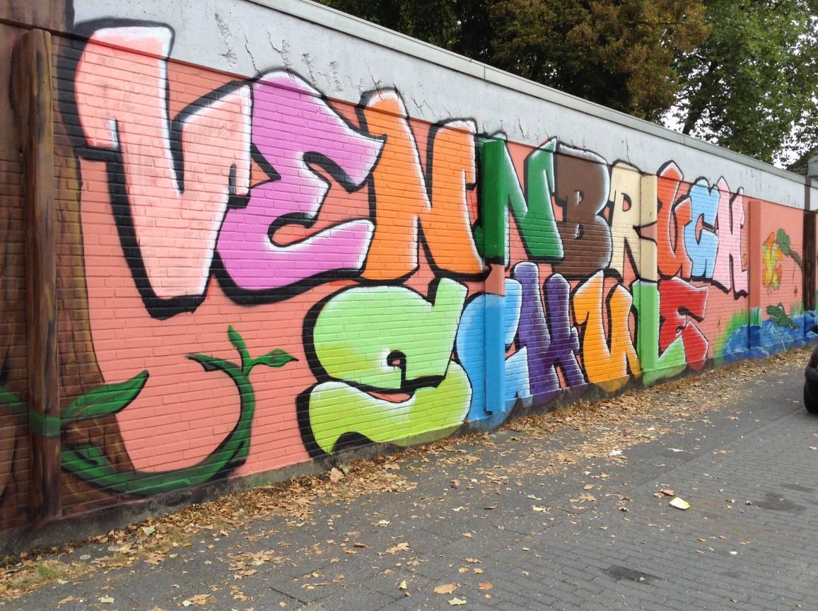 Schon von Weitem sieht man an der langen Außenmauer der Pausenhalle die leuchtenden Farben.
