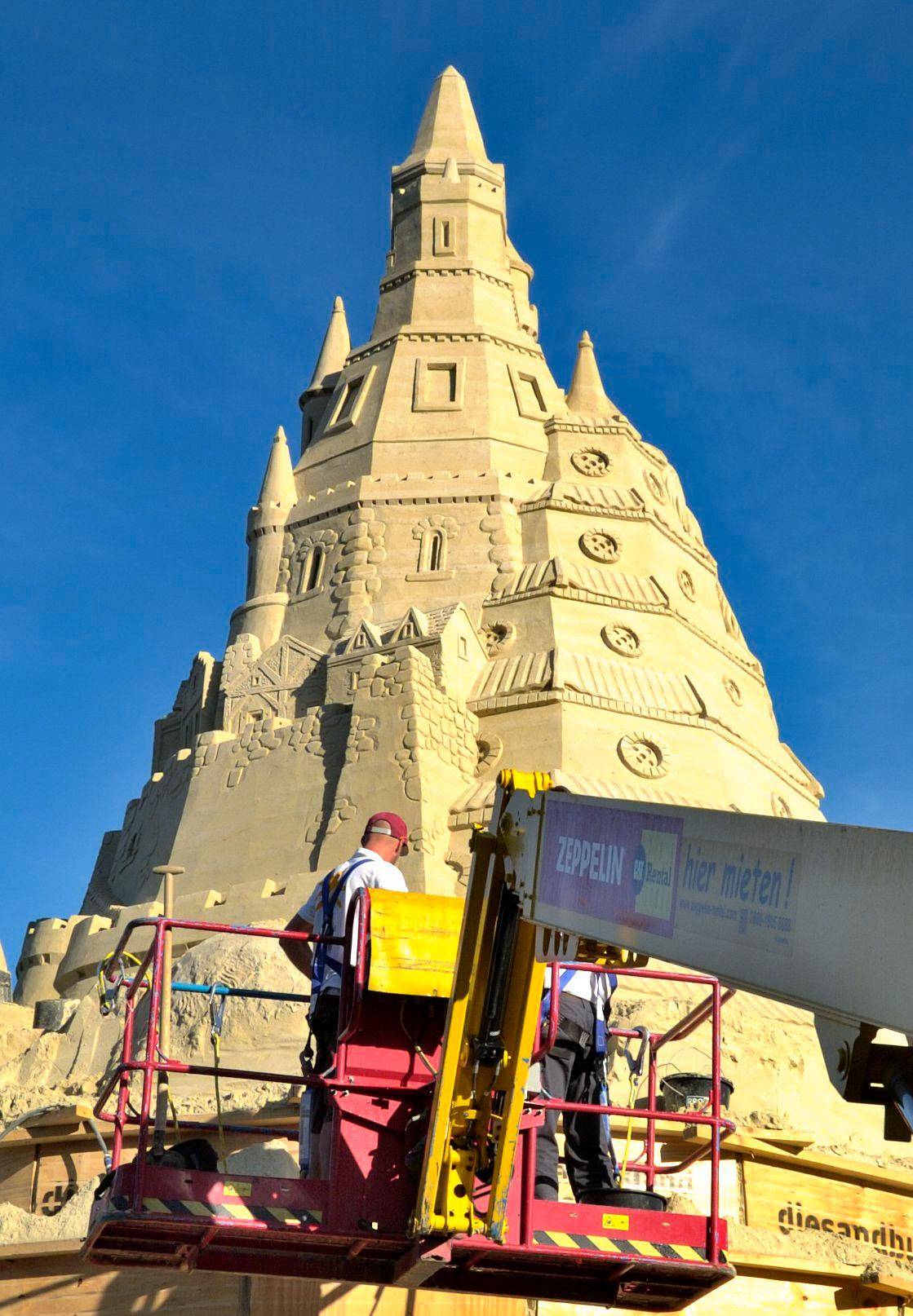 Mit dem Hubsteiger näherte man sich der "Unfallstelle", um eine Lösung zu...