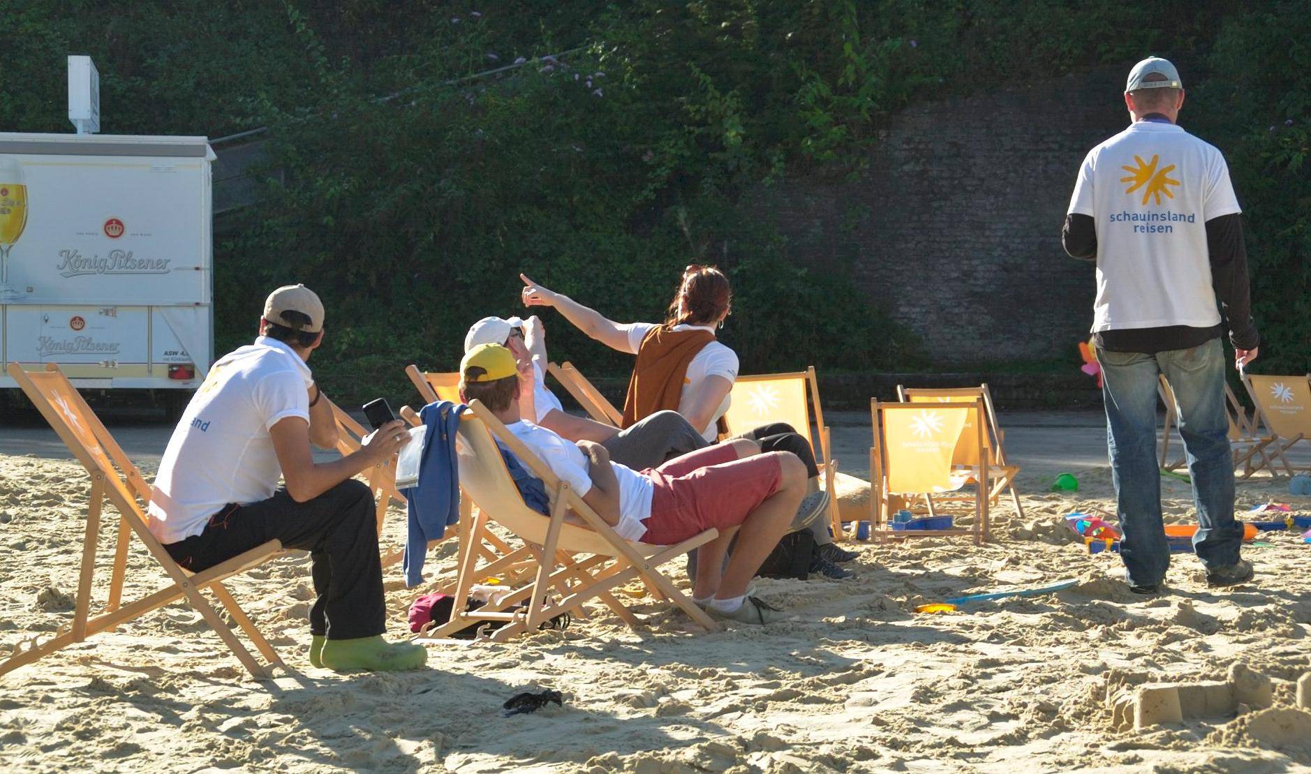 .... Bis dahin ruhten sich die Sandkünstler noch im strahlenden Sonnenschein am...